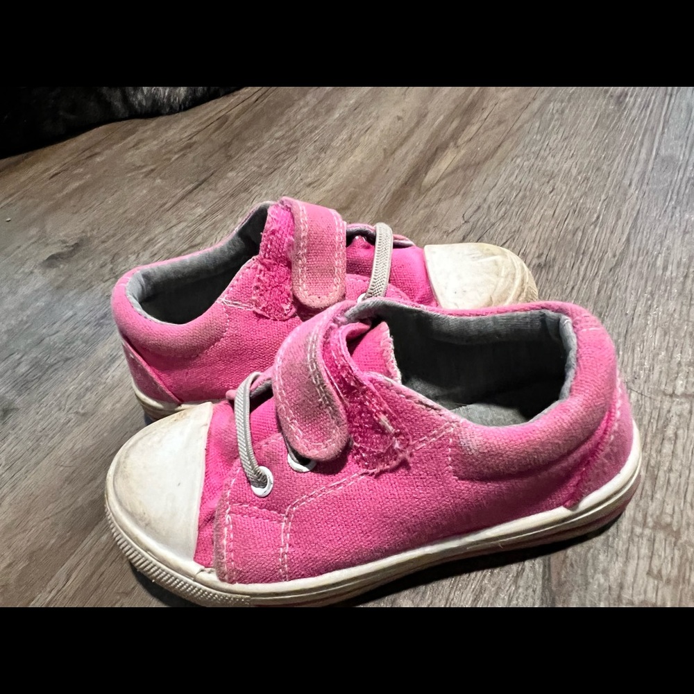 Pink toddler shoes!